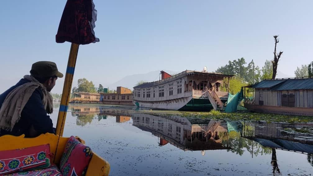 Houseboat Lily Of Nageen Srīnagar Exterior foto