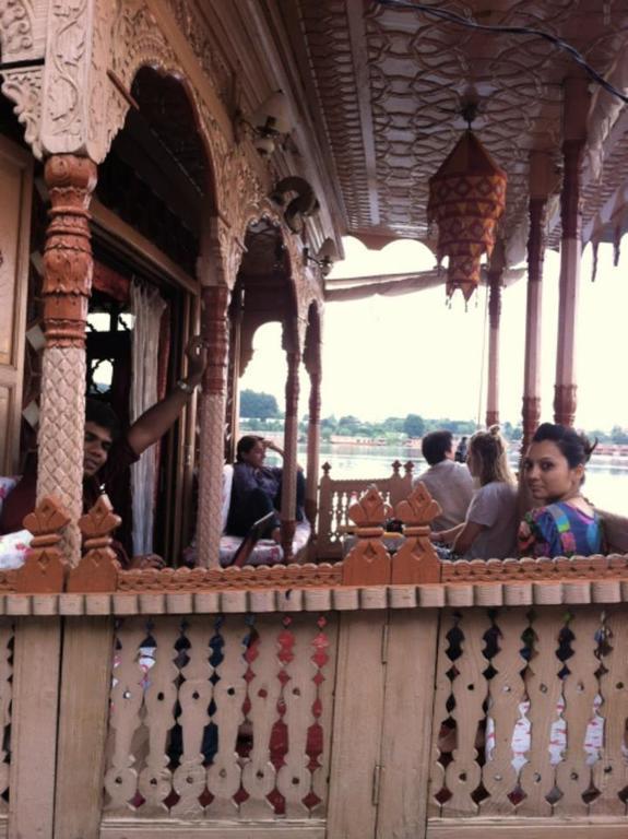 Houseboat Lily Of Nageen Srīnagar Exterior foto