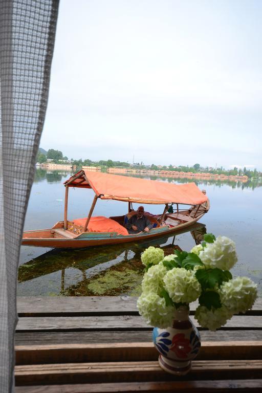 Houseboat Lily Of Nageen Srīnagar Exterior foto